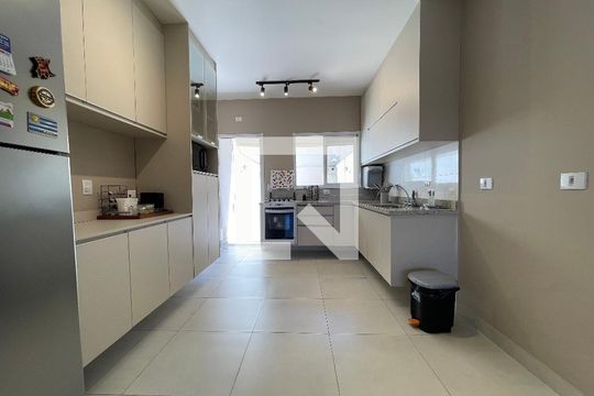 Cozinha de casa para alugar com 2 quartos, 91m² em Rio Pequeno, São Paulo