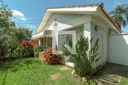 Fachada de casa à venda com 3 quartos, 180m² em Três Figueiras, Porto Alegre