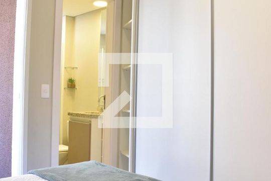 Suíte de apartamento para alugar com 1 quarto, 38m² em Centro, Curitiba