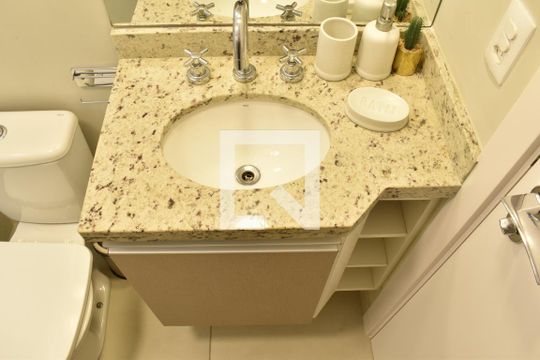 Banheiro da Suíte de apartamento para alugar com 1 quarto, 38m² em Centro, Curitiba