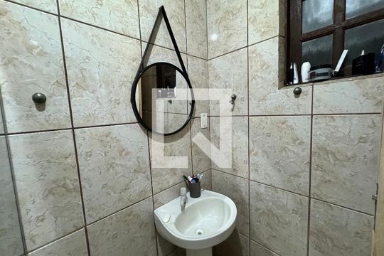 Banheiro de casa à venda com 2 quartos, 180m² em Santos Dumont, São Leopoldo