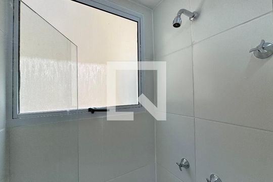 Banheiro Social de apartamento para alugar com 2 quartos, 44m² em Vargem Pequena, Rio de Janeiro