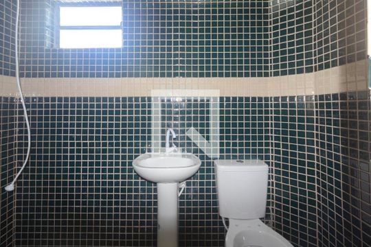 Banheiro de kitnet/studio para alugar com 1 quarto, 30m² em Vila Galvão, Guarulhos