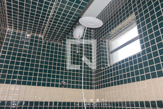 Banheiro de kitnet/studio para alugar com 1 quarto, 29m² em Vila Galvão, Guarulhos
