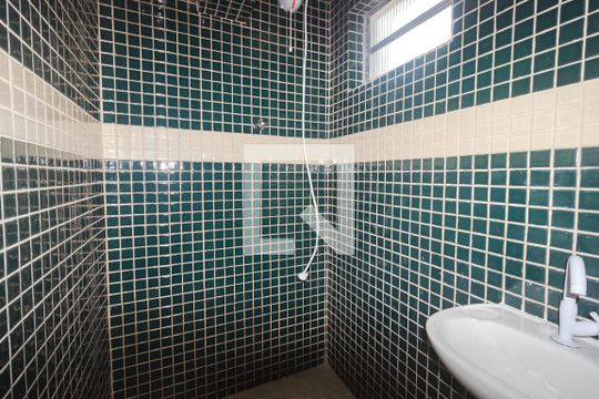 Banheiro de kitnet/studio para alugar com 1 quarto, 30m² em Vila Galvão, Guarulhos