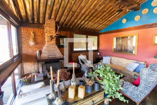Sala de casa de condomínio à venda com 4 quartos, 550m² em Piratininga, Niterói