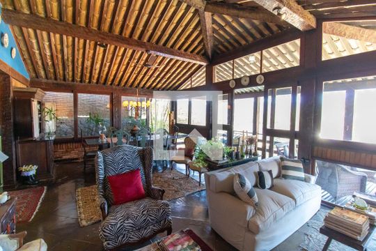 Sala de casa de condomínio à venda com 4 quartos, 550m² em Piratininga, Niterói