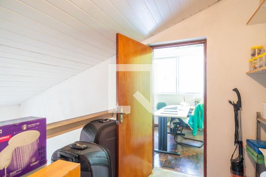 Depósito de casa à venda com 4 quartos, 200m² em Medianeira, Porto Alegre