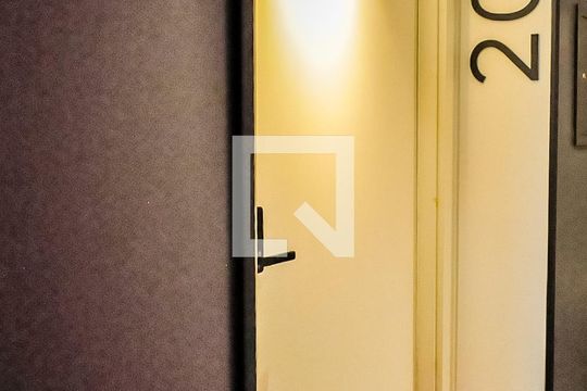 Porta do apartamento de kitnet/studio à venda com 1 quarto, 37m² em Menino Deus, Porto Alegre