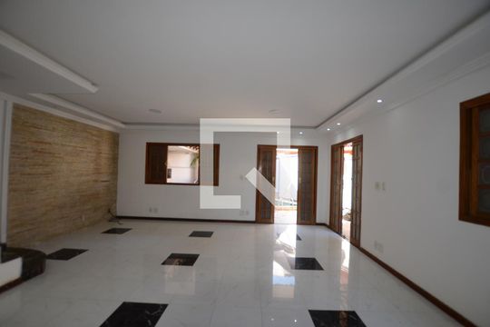 Sala de casa para alugar com 3 quartos, 200m² em Vila Valqueire, Rio de Janeiro