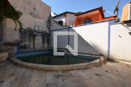 Piscina com Churrasqueira de casa para alugar com 3 quartos, 200m² em Vila Valqueire, Rio de Janeiro