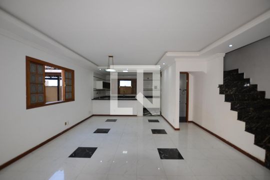 Casa para alugar com 3 quartos, 200m² em Vila Valqueire, Rio de Janeiro