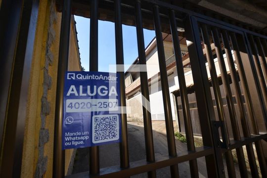 Placa Instalada de casa para alugar com 3 quartos, 200m² em Vila Valqueire, Rio de Janeiro