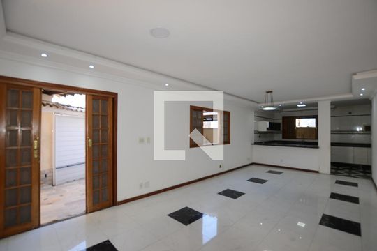 Sala de casa para alugar com 3 quartos, 200m² em Vila Valqueire, Rio de Janeiro