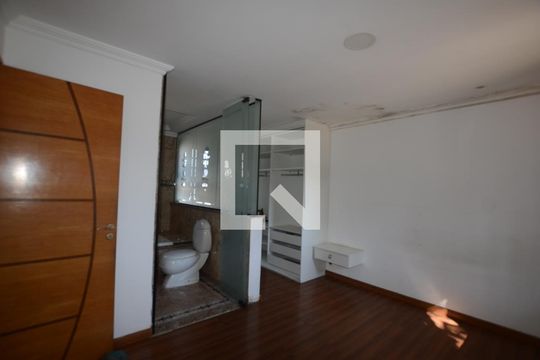 Quarto Suite1 de casa para alugar com 3 quartos, 200m² em Vila Valqueire, Rio de Janeiro