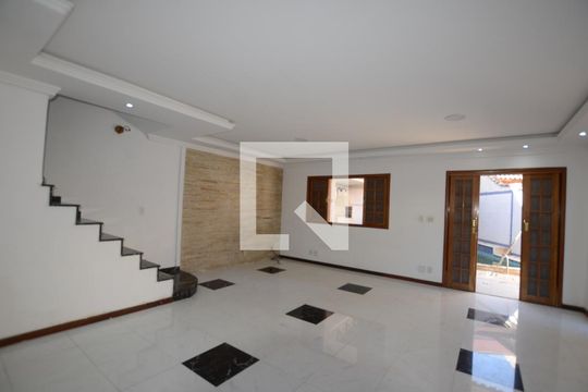 Sala de casa para alugar com 3 quartos, 200m² em Vila Valqueire, Rio de Janeiro
