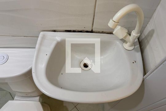 Banheiro Social de casa para alugar com 1 quarto, 28m² em Vargem Grande, Rio de Janeiro