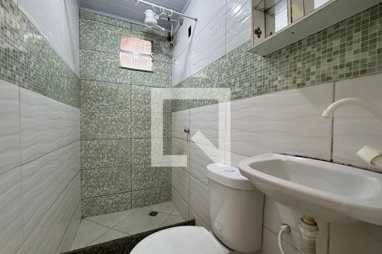 Banheiro Social de casa para alugar com 1 quarto, 28m² em Vargem Grande, Rio de Janeiro
