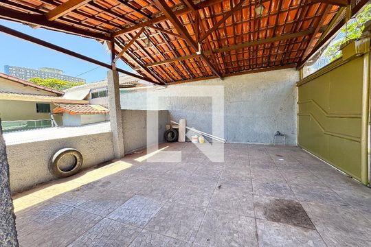 Área Externa de casa à venda com 3 quartos, 283m² em Santa Helena, Belo Horizonte
