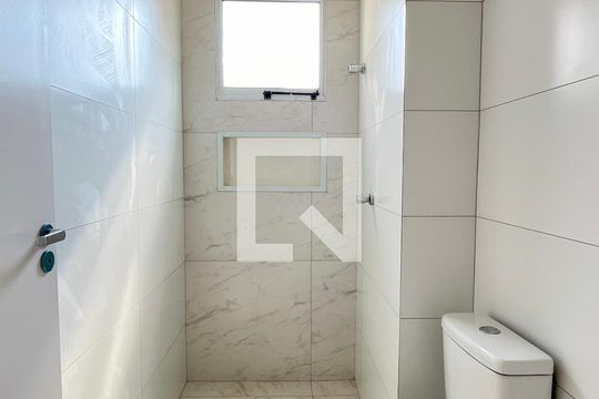 Banheiro de apartamento para alugar com 1 quarto, 39m² em Vila Mangalot, São Paulo
