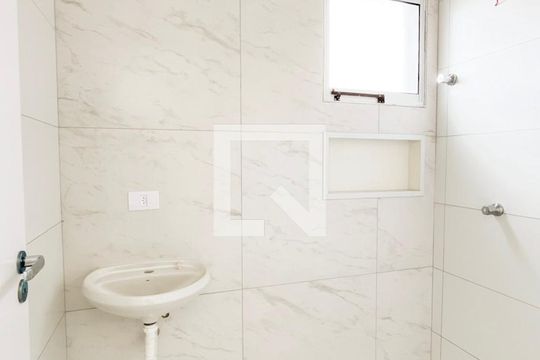 Banheiro de apartamento para alugar com 1 quarto, 26m² em São Domingos, São Paulo