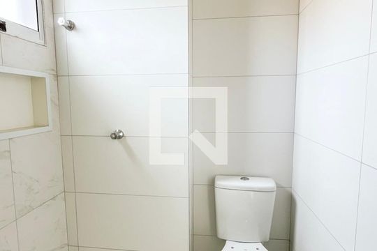 Banheiro de apartamento para alugar com 1 quarto, 26m² em São Domingos, São Paulo