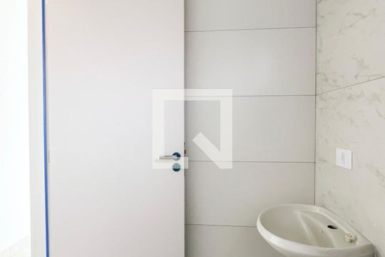 Banheiro de apartamento para alugar com 1 quarto, 26m² em São Domingos, São Paulo