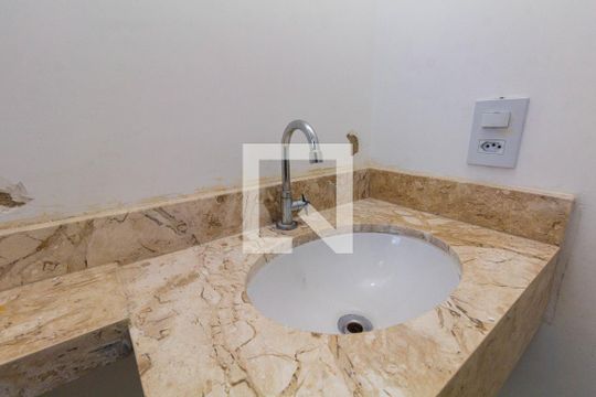 Banheiro de kitnet/studio para alugar com 1 quarto, 28m² em Vila Granada, São Paulo