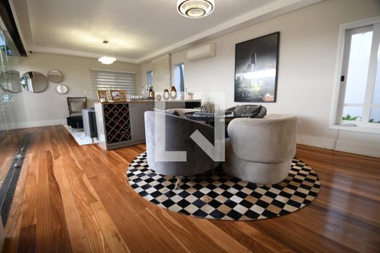 Sala de casa de condomínio para alugar com 4 quartos, 398m² em Vila Hollândia, Campinas