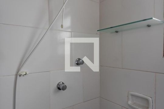 Banheiro de apartamento para alugar com 1 quarto, 32m² em Vila Ipiranga, Porto Alegre