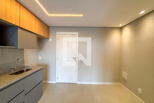 Cozinha de apartamento para alugar com 2 quartos, 42m² em Água Branca, São Paulo