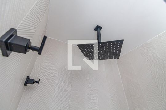 Banheiro de kitnet/studio à venda com 1 quarto, 31m² em Pinheiros, São Paulo