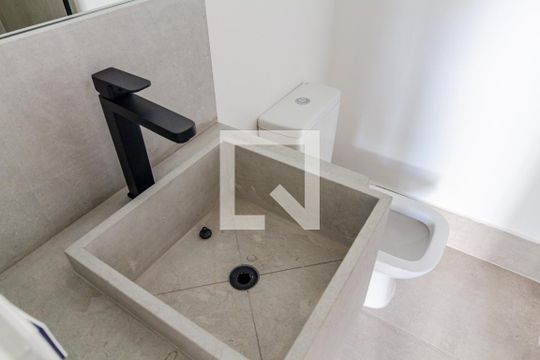 Banheiro de kitnet/studio à venda com 1 quarto, 31m² em Pinheiros, São Paulo