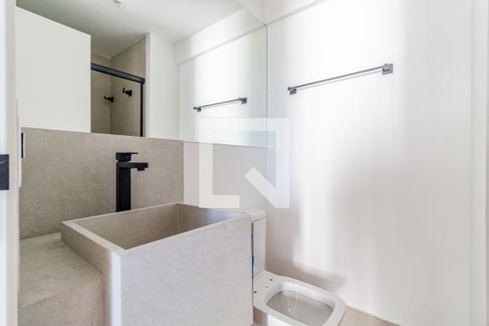 Banheiro de kitnet/studio à venda com 1 quarto, 31m² em Pinheiros, São Paulo