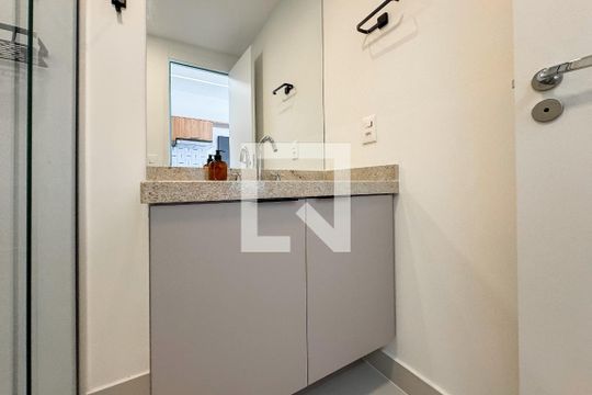 Banheiro de kitnet/studio à venda com 1 quarto, 21m² em Vila Firmiano Pinto, São Paulo