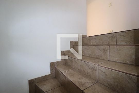 Escada de casa para alugar com 2 quartos, 301m² em Vila Valparaíso, Santo André