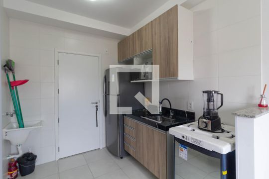 Sala/Cozinha de apartamento para alugar com 2 quartos, 32m² em Vila Carmosina, São Paulo