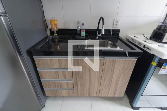Sala/Cozinha de apartamento para alugar com 2 quartos, 32m² em Vila Carmosina, São Paulo