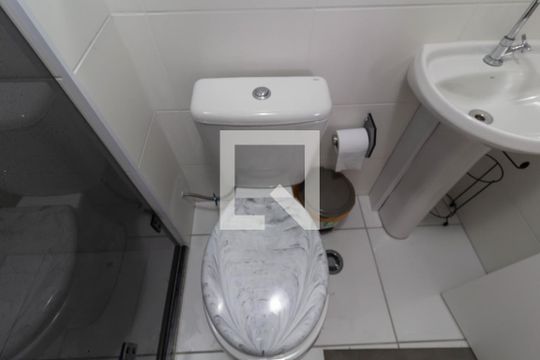 Banheiro de apartamento para alugar com 2 quartos, 32m² em Vila Carmosina, São Paulo