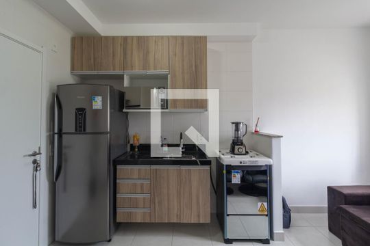 Sala/Cozinha de apartamento para alugar com 2 quartos, 32m² em Vila Carmosina, São Paulo