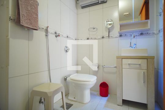Banheiro Corredor de apartamento à venda com 3 quartos, 84m² em Bom Jesus, Porto Alegre