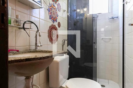 Banheiro social  de apartamento à venda com 2 quartos, 45m² em Carlos Prates, Belo Horizonte