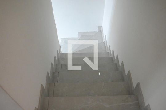 Escada de casa para alugar com 2 quartos, 118m² em Sacomã, São Paulo