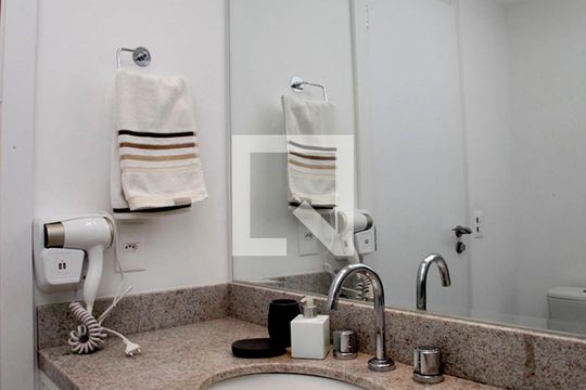 Banheiro de kitnet/studio à venda com 1 quarto, 25m² em Farroupilha, Porto Alegre