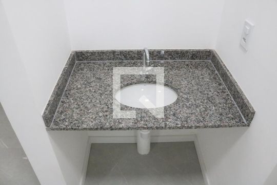 Banheiro de apartamento para alugar com 2 quartos, 40m² em Várzea da Barra Funda, São Paulo