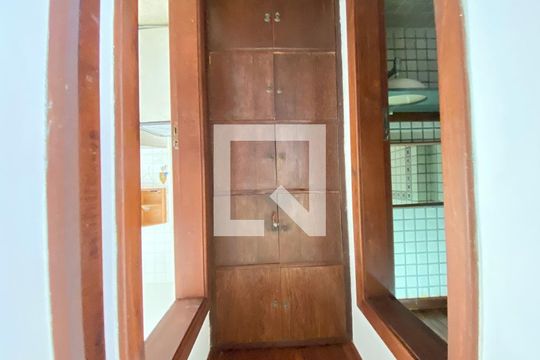 Corredor de apartamento para alugar com 3 quartos, 196m² em Pituba, Salvador