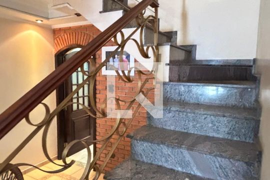 Escada de casa à venda com 3 quartos, 221m² em Jardim Ipanema, Santo André