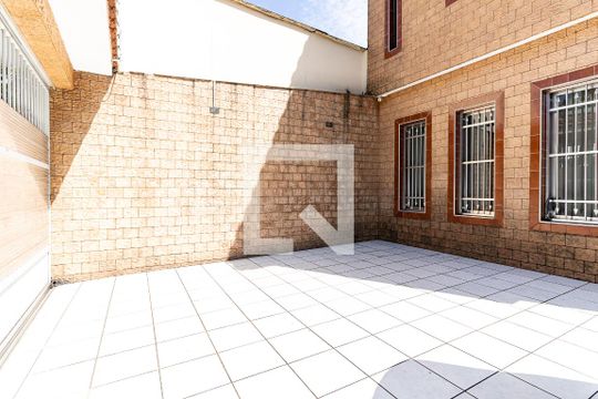 Garagem  de casa à venda com 3 quartos, 239m² em Vila Santo Estefano, São Paulo