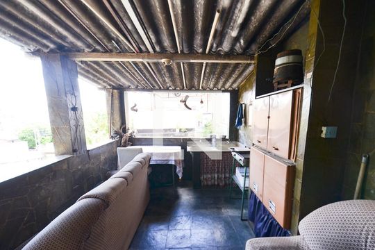 Quintal de casa à venda com 2 quartos, 300m² em Sagrada Família, Belo Horizonte