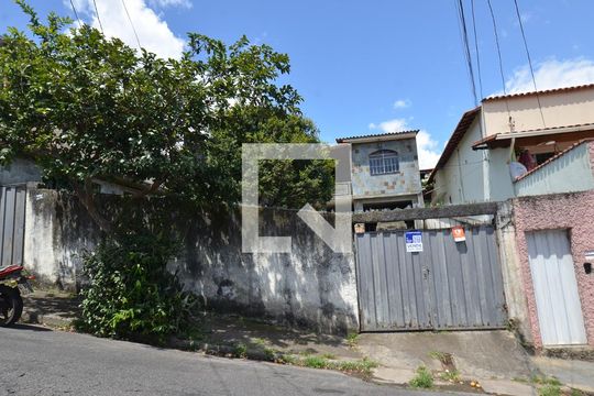Fachada de casa à venda com 2 quartos, 300m² em Sagrada Família, Belo Horizonte
